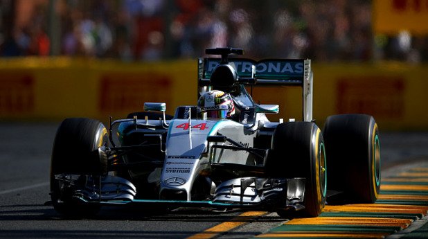 Хамилтън е на върха във Формула 1 с тима на Mercedes