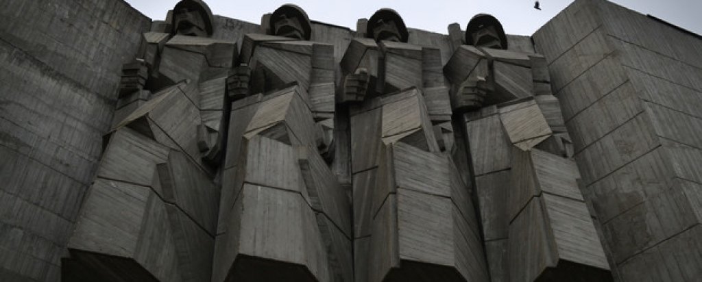 Паметникът е създаден през 1974-та на историческия хълм Турна тепе, където се помещавал щаба на руската армия по време на Руско-турската освободителна война. В мащабната соц продукция са инвестирани над 10 000 тона бетон, а вечер 180 прожектора, заедно с мощна озвучителна уредба, от която звучала Седма симфония на Шостакович, създавали необходимата епична атмосфера.