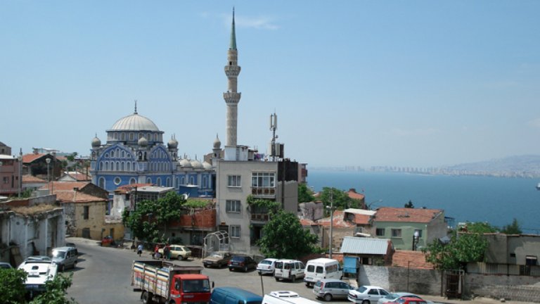 Със своите 3.8 млн. жители Измир е третият по големина град в Турция и второ по значение пристанище след Истанбул. Заради стратегическото му разположение на егейския бряг винаги е бил врата между Изтока и Запада