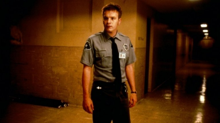 4. "Нощен час" (Nightwatch, 1997)
Отличен психологически трилър, в който Макгрегър играе студент по право, който започва стаж в моргата. Скоро той се оказва забъркан в случай със серийни убийства на проститутки в района и се превръща в заподозрян. Инспекторът (Ник Нолти) души около него, докато на хоризонта се подготвя следващото убийство. Макгрегър прави страхотно силна роля, в която е себе си в най-голяма степен – и в същото време интерпретира чудесно главния герой.