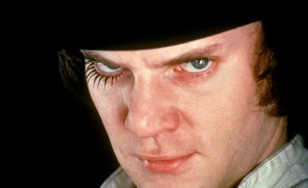 A Clockwork Orange / "Портокал с часовников механизъм" - "Ето ме и мен. Това е - Алекс и неговите три кучета. Това са Пийт, Джорджи и Дим. И ние седяхме в млечния бар Корова, опитвайки се да решим какво да правим вечерта."
Алекс от култовия филм на Стенли Кубрик "Портокал с часовников механизъм" определено е човек, с когото не искаш да си имаш работа - той не просто е бунтовен младеж и хулиган, той е завършен социопат и садист. А от първите думи, които играещият го Малкълм Макдауъл изрича със своя типичен глас, човек научава точно това. Тази първа реплика дава на зрителите идеята, че има нещо проблематично у Алекс и неговите момчета. Самият филм разглежда теми като свободната воля и човешката жестокост, а в центъра на всичко е именно стряскащият образ на Алекс, от когото след това можете да сънувате кошмари.