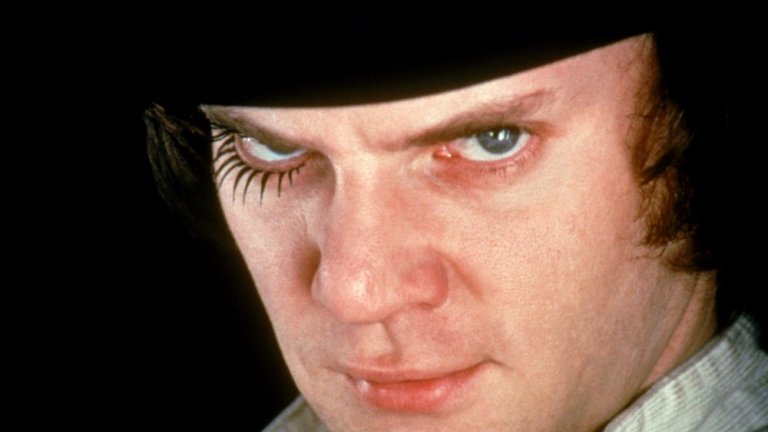 A Clockwork Orange / "Портокал с часовников механизъм" - "Ето ме и мен. Това е - Алекс и неговите три кучета. Това са Пийт, Джорджи и Дим. И ние седяхме в млечния бар Корова, опитвайки се да решим какво да правим вечерта."
Алекс от култовия филм на Стенли Кубрик "Портокал с часовников механизъм" определено е човек, с когото не искаш да си имаш работа - той не просто е бунтовен младеж и хулиган, той е завършен социопат и садист. А от първите думи, които играещият го Малкълм Макдауъл изрича със своя типичен глас, човек научава точно това. Тази първа реплика дава на зрителите идеята, че има нещо проблематично у Алекс и неговите момчета. Самият филм разглежда теми като свободната воля и човешката жестокост, а в центъра на всичко е именно стряскащият образ на Алекс, от когото след това можете да сънувате кошмари.