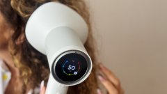 AENO AI ProDryer HD5 има и контрол с гласови команди и реагира моментално и защото е "умен"