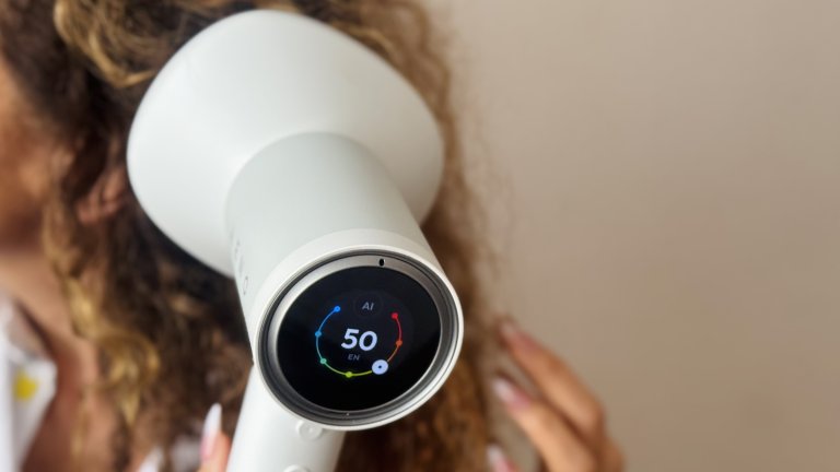 AENO AI ProDryer HD5 има и контрол с гласови команди и реагира моментално и защото е "умен"