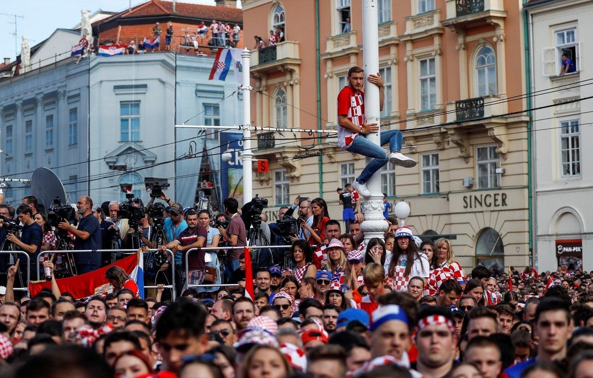 Лудото футболно лято на хърватския народ
Хърватите не успяха да се преборят със пълния със суперзвезди отбор на "петлите", но феновете в страната изживяха лудо футболно лято. В седмиците на провеждането на шампионата на планетата всичко друго освен футбола бе на второстепенен план в Хърватия. Една снимка казва повече от 1000 думи...
