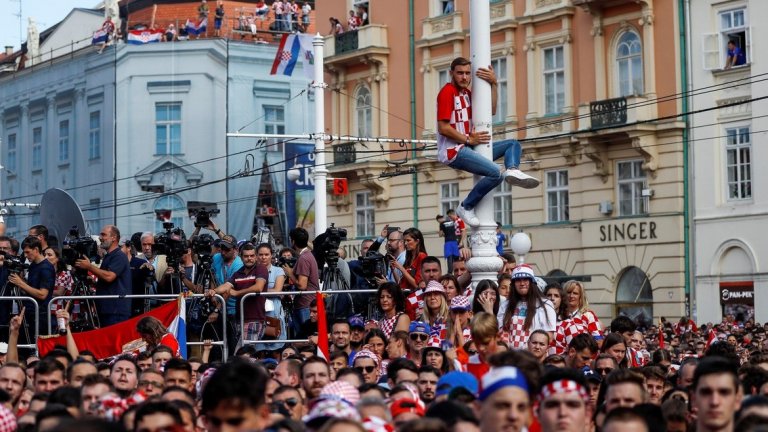 Лудото футболно лято на хърватския народ
Хърватите не успяха да се преборят със пълния със суперзвезди отбор на "петлите", но феновете в страната изживяха лудо футболно лято. В седмиците на провеждането на шампионата на планетата всичко друго освен футбола бе на второстепенен план в Хърватия. Една снимка казва повече от 1000 думи...