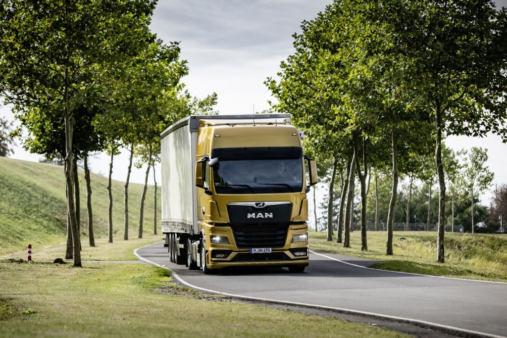 MAN TGX
Носител на няколко награди, сред които IF Design Award 2021, International Truck of the Year 2021 и German Design Award Gold 2021. Шофьорската кабина впечатлява с ергономичния си дизайн и философията за интуитивна работа. Налице е удобно легло, обемно пространство за багаж и лесна за употреба инфотейнмънт система - всичко това има за цел да осигури нужното разпускане на водача при почивките.
Отвъд удобството на водача MAN TGX впечатлява с икономичен двигател и подобрена аеродинамика. Круиз контрол системата с поддръжка на GPS анализира маршрута и автоматично изчислява най-подходящите скорост и стил на шофиране.