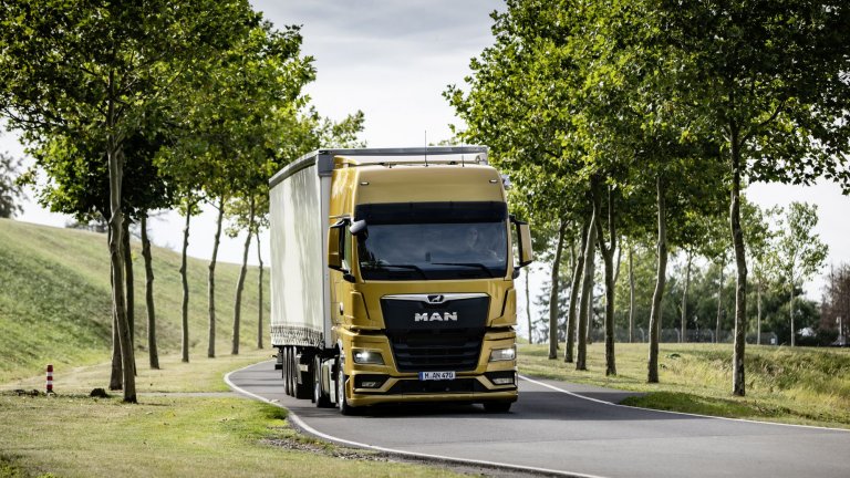 MAN TGX
Носител на няколко награди, сред които IF Design Award 2021, International Truck of the Year 2021 и German Design Award Gold 2021. Шофьорската кабина впечатлява с ергономичния си дизайн и философията за интуитивна работа. Налице е удобно легло, обемно пространство за багаж и лесна за употреба инфотейнмънт система - всичко това има за цел да осигури нужното разпускане на водача при почивките.
Отвъд удобството на водача MAN TGX впечатлява с икономичен двигател и подобрена аеродинамика. Круиз контрол системата с поддръжка на GPS анализира маршрута и автоматично изчислява най-подходящите скорост и стил на шофиране.