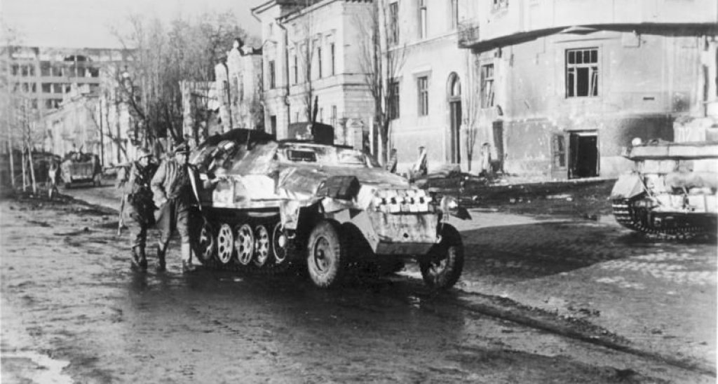 Bundesarchiv_Bild_183-J22454,_Charkow,_Schützenpanzerwagen_der_SS