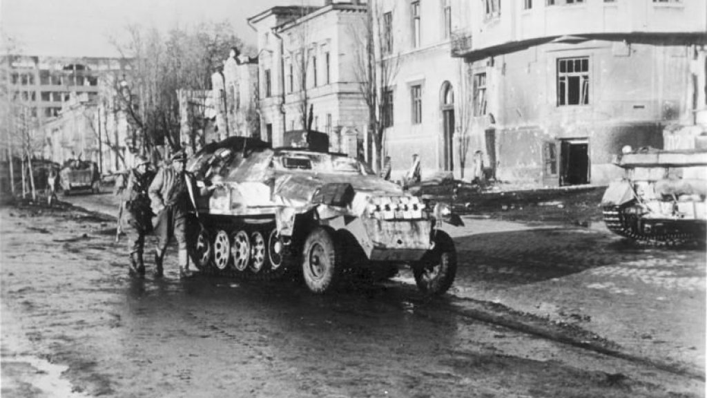 Bundesarchiv_Bild_183-J22454,_Charkow,_Schützenpanzerwagen_der_SS