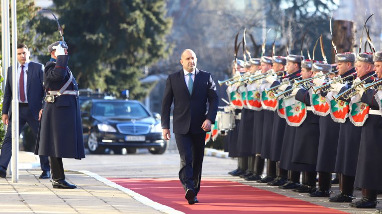 Според него състоянието на въоръжените сили може да се опише като "недостиг на ресурси, закъсняла модернизация, недостиг на хора"