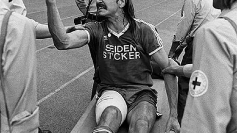 Линен обвинява Ото Рехагел, че той е нареждал на Зигел да му влиза по-остро. Дори след като е качен на носилката, Линен продължава да кълне по треньора на Вердер и да размахва заплашително юмрук във въздуха.