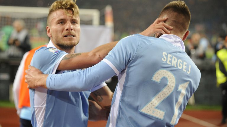 Двамата голмайстори за Лацио Чиро Имобиле и Сергей Милинкович-Савич се радват след втория гол във вратата на Рома. Двамата вкараха головете и при победата на Лацио в първия двубой