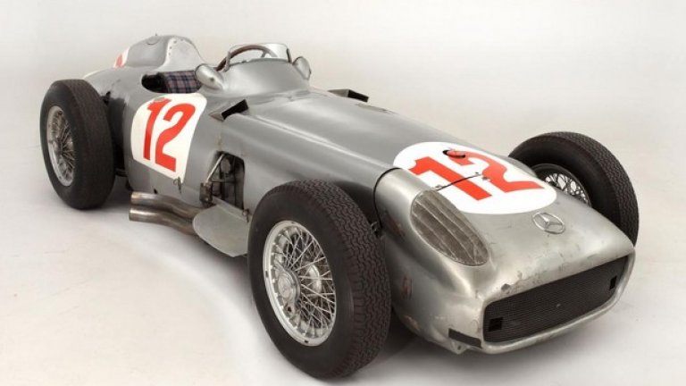 Mercedes W196 – 27 милиона евро
Това е автомобилът, с който Хуан Мануел Фанджо печели състезанията в Германия и Швейцария в битката за втората му световна титла през 1954 година. W196 е едно от техническите чудеса на 50-те години с двигател с впръскване на горивото.