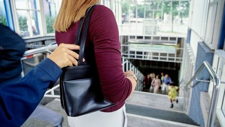 Джебчии. Този стар като света обир ви дебне край забележителностите и в транспорта. Шведски журналисти например се простиха с портфейлите си във фен зоната в Марсилия. Някой ги бутна и напоително им се извини, а в това време други измъкна парите и документите им в навалицата.