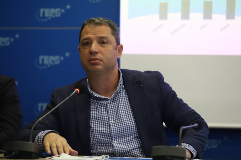 Делян Добрев е най-изтъкнатият критик на ПП-ДБ, който се обявява срещу почти всякакви общи действия с градските демократи.