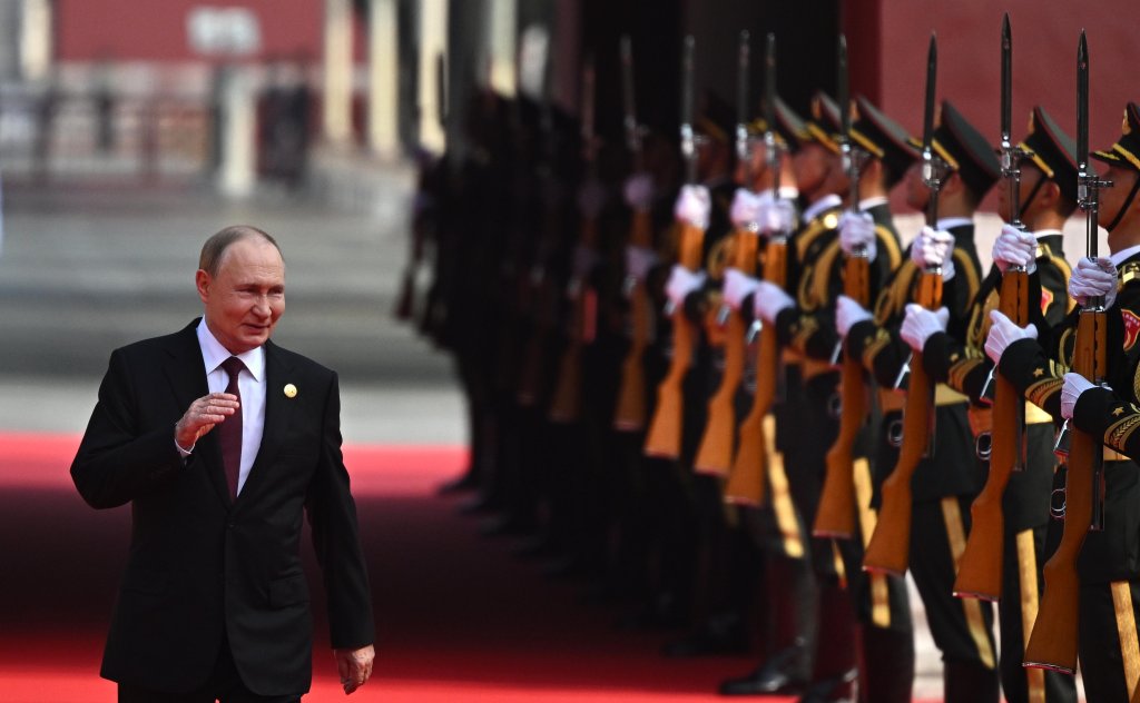 Китай събра приятелите си за пищен военен парад (снимки)