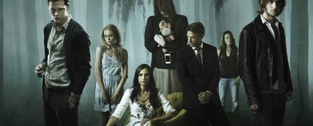 Hemlock Grove
Преди да се претвори в "Хлапето" от Castle Rock и в зловещия клоун Пениуайз в It, Бил Скарсгард направи три сезона с Hemlock Grove - прото ужас за вампири, върколаци, магьосници и уродливи създания, който така и не успя обаче да спечели зрителите. Просто при него сякаш нещо липсваше - чар и привлекателност на историята. Като добавим и леко мудния дух, с който течеше самият сериал, нормално да не привлича чак толкова много положителни отзиви.