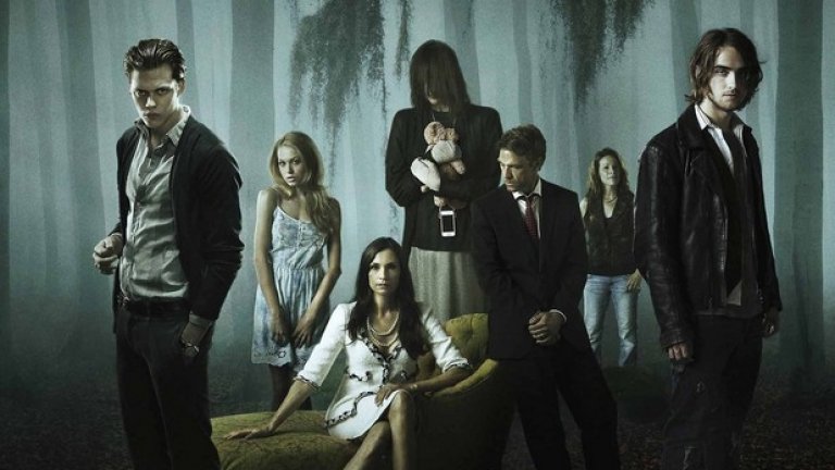 Hemlock Grove
Преди да се претвори в "Хлапето" от Castle Rock и в зловещия клоун Пениуайз в It, Бил Скарсгард направи три сезона с Hemlock Grove - прото ужас за вампири, върколаци, магьосници и уродливи създания, който така и не успя обаче да спечели зрителите. Просто при него сякаш нещо липсваше - чар и привлекателност на историята. Като добавим и леко мудния дух, с който течеше самият сериал, нормално да не привлича чак толкова много положителни отзиви.
