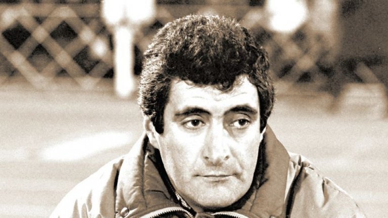 Българската плюнка – най-скъпа в света
Едно от най-известните наплювания в историята на световния футбол е българско. На 14 ноември 1990 г. в София се играе европейската квалификация между България и Шотландия (1:1). В 9 минута Али Макойст открива резултата за гостите, но остава сериозно съмнение за засада. В справедливия си донякъде гняв нашият селекционер Иван Вуцов заплюва тъчрефера от Австрия Алфред Визер. Разбира се главният арбитър Фридрих Кнаупе веднага гони Вуцата от скамейката. ФИФА и УЕФА са безмилостни, а българският специалист е наказан да не ръководи никакъв отбор в международни мачове за четири години. В добавка му друсват 25 000 швейцарски франка глоба, което за онези години се явява световен рекорд. Най-скъпата плюнка в света е българска!