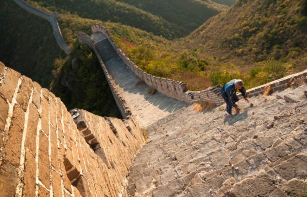 Великата китайска стена е адски стръмна. Един преселник си спомня как е изкачил 4 000 стъпала само за да стигне до възможно най-ниската точка за разходка покрай стената. Разбира се, има и гондола, но това не е важно – бихте искали някой да ви каже какво ви очаква преди да решите да си правите този преход, нали?