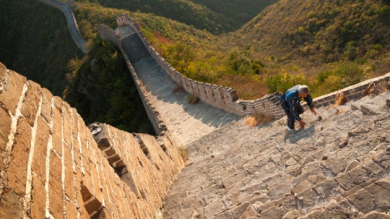 Великата китайска стена е адски стръмна. Един преселник си спомня как е изкачил 4 000 стъпала само за да стигне до възможно най-ниската точка за разходка покрай стената. Разбира се, има и гондола, но това не е важно – бихте искали някой да ви каже какво ви очаква преди да решите да си правите този преход, нали?