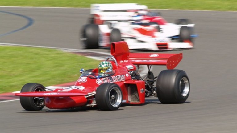 March 711 от 1971 година
Странното предно крило не подобрява поведението на колата, от която се оплакват всички пилоти, карали през 1971 за тима, собственост на Макс Мозли.