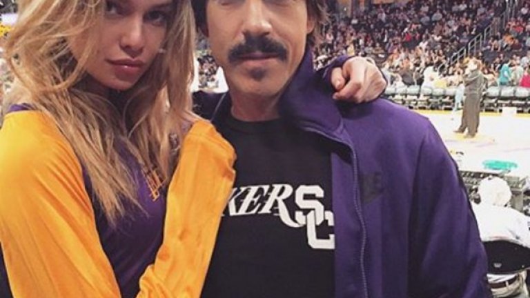 Обикновено Стела е на първия ред на мачовете на ЛА Лейкърс в НБА.