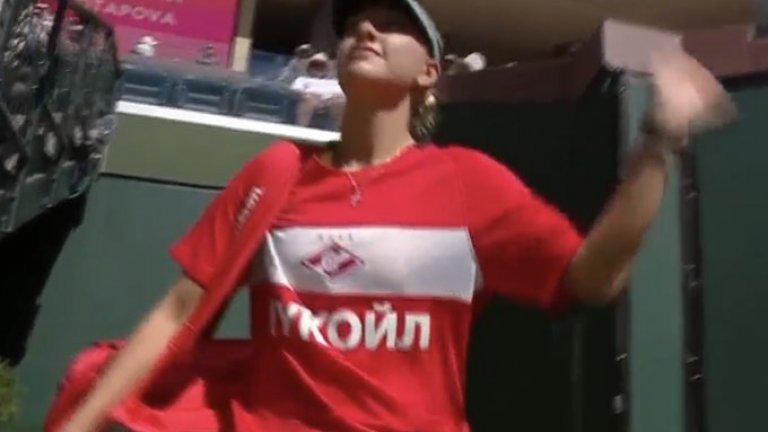 Руска тенисистка шокира с фланелка с надпис "ЛУКОЙЛ" в Индиън Уелс