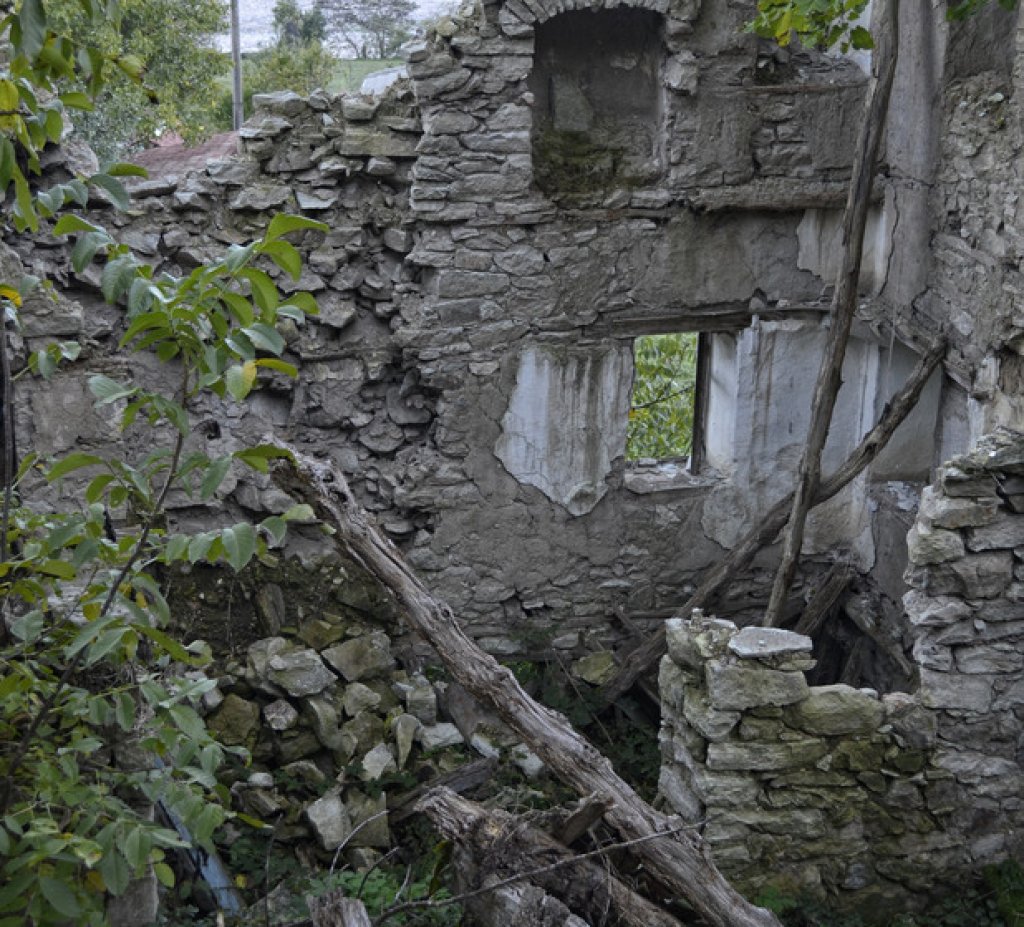 Сегашният вид на много от изоставените къщи в селото.