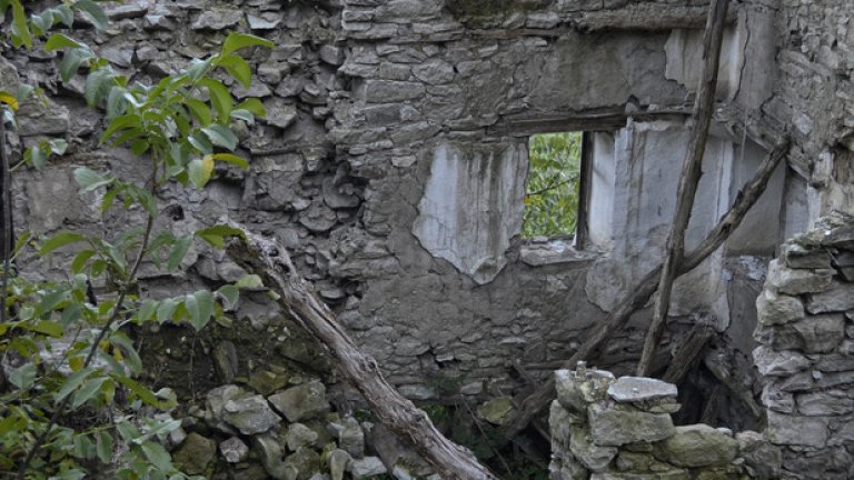 Сегашният вид на много от изоставените къщи в селото.