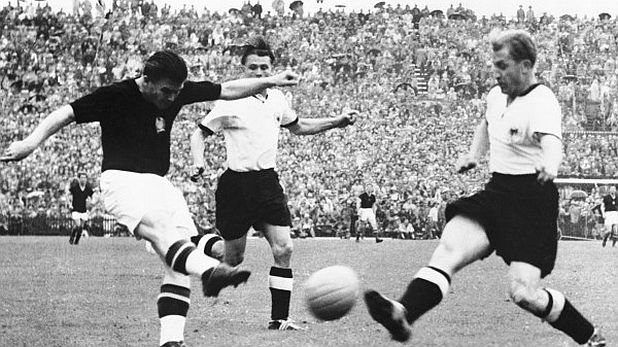 2. Ференц Пушкаш, Унгария.
85 мача, 84 гола.
Между 1945 и 1956 години Галопиращият майор просто всяваше ужас в съперниците. Заби четири пъти на олимпиадата през 1952-ра, която унгарците спечелиха. На световното две години по-късно тръгна с 3 гола в първите два мача, преди да го контузят тежко - счупване на костица в ходилото.
Върна се за финала, където също вкара, но Германия победи.
