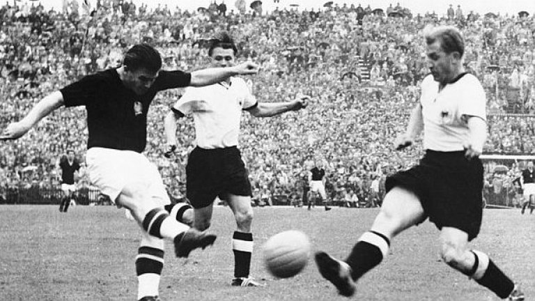 2. Ференц Пушкаш, Унгария.
85 мача, 84 гола.
Между 1945 и 1956 години Галопиращият майор просто всяваше ужас в съперниците. Заби четири пъти на олимпиадата през 1952-ра, която унгарците спечелиха. На световното две години по-късно тръгна с 3 гола в първите два мача, преди да го контузят тежко - счупване на костица в ходилото.
Върна се за финала, където също вкара, но Германия победи.
