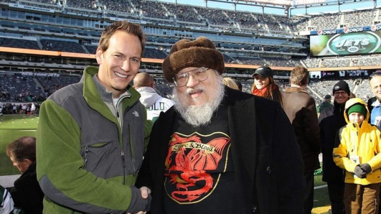 Американският писател Джордж Р.Р. Мартин, върху чиято поредица от бестселъри е базиран сериалът, позира с бившия играч по американски футбол Патрик Уилсън преди мача между Ню Йорк Джетс и Канзас Сити на 11 декември 2011 година