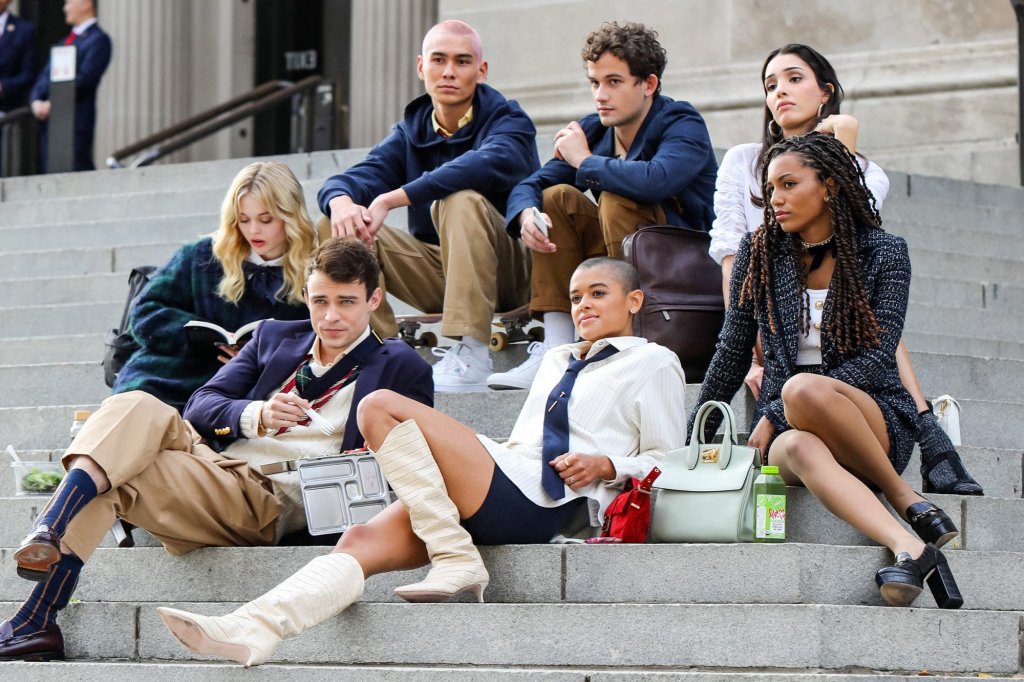 Gossip Girl (HBO Max) - 8 юли
Ребуута на популярния тийн сериал от по-миналото десетилетие (вече) ще има всички черти, който един тийнейджърски сериал на HBO има - расово многообразие, силни женски персонажи, странни прически, сексуално гъвкави герои и разчупване на стереотипи.
Разбира се, връща се и Клюкарката, този път като странен инстаграм профил, който разпространява различни, тлъсти тайни. А учениците в една от най-елитните гимназии на Горен Манхатън в Ню Йорк са готови да предоставят скандали, колкото искаш.
