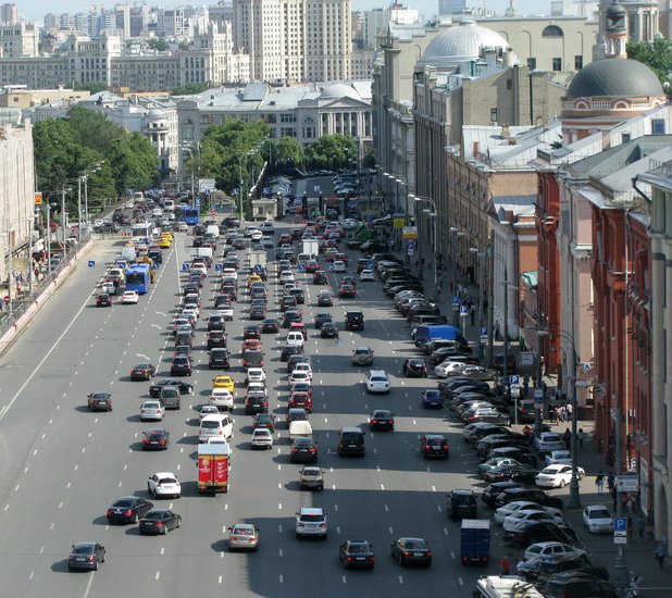 Проспект (булевард) с десет ленти в едната посока (единадесетата е за паркиране) е обичайна гледка за центъра на Москва