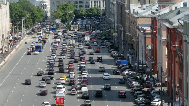 Проспект (булевард) с десет ленти в едната посока (единадесетата е за паркиране) е обичайна гледка за центъра на Москва