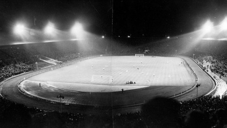 Първият мач на "Уембли", който се играе на осветление - двубой от турнира за Купата на панаирните градове между Лондон и Франкфурт през 1955-а. Осветлението тогава струва "космическите" 22 хил. паунда.