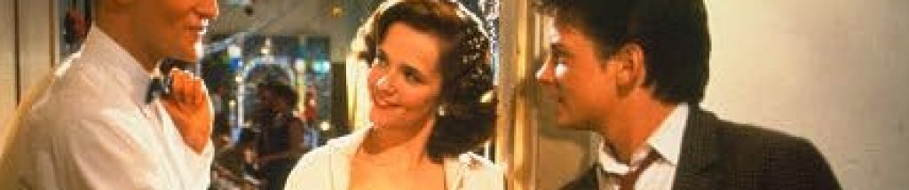 “Завръщане в бъдещето”
Моментът в комедията от 80-те, който няма логично обяснение, е защо родителите на Марти не си спомнят, че са го виждали и преди.  
Да си припомним набързо сюжета - главният герой от “Завръщане в бъдещето” - Марти Макфлай - попада в 50-те години и то точно в деня, в който родителите му са се срещнали за първи път. Неговата изненадваща поява саботира тяхното запознанство и в течение на филма Марти се опитва да ги накара да прекарат време заедно и да се влюбят.
Не трябваше ли обаче родителите от 80-те да се досетят, че синът им ги е посетил 30 години по-рано, след като Марти изглежда досущ като приятеля, който урежда първата им среща?