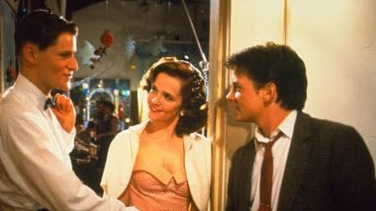 “Завръщане в бъдещето”
Моментът в комедията от 80-те, който няма логично обяснение, е защо родителите на Марти не си спомнят, че са го виждали и преди.  
Да си припомним набързо сюжета - главният герой от “Завръщане в бъдещето” - Марти Макфлай - попада в 50-те години и то точно в деня, в който родителите му са се срещнали за първи път. Неговата изненадваща поява саботира тяхното запознанство и в течение на филма Марти се опитва да ги накара да прекарат време заедно и да се влюбят.
Не трябваше ли обаче родителите от 80-те да се досетят, че синът им ги е посетил 30 години по-рано, след като Марти изглежда досущ като приятеля, който урежда първата им среща?