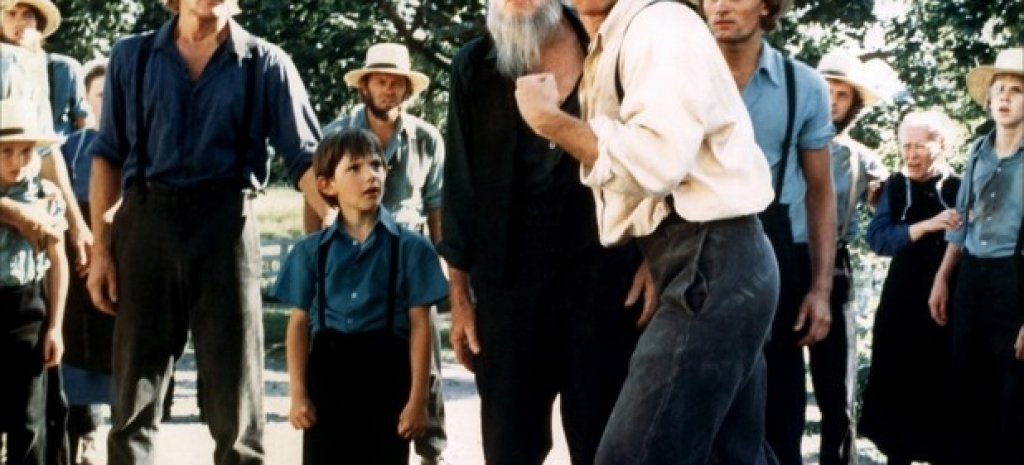 5. "Свидетелят" (Witness, 1985)
"Харисън Форд е Джон Бук – ченге в голям град, което знае твърде много. A eдинственият му свидетел е малко момче, което е видяло твърде много“. Този анонс, изписан върху постера на "Свидетелят“ вероятно е бил достатъчен, за да привлече вниманието на публиката през 1985-та – а и днес. Филмът се оказва шанс за Форд да избяга от ролите в "Междузвездни войни“ и "Индиана Джоунс“. Криминалето с елементи на трилър се върти около убийство във Филаделфия и около свидетеля – едно малко момче и неговата майка. А Форд в главната роля е печеливша карта за режисьора Питър Уиър.