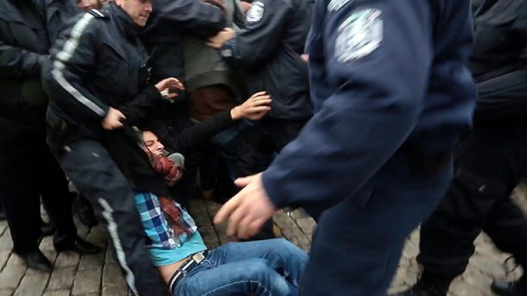 Екшън около НС: Полицията проби студентската обсада