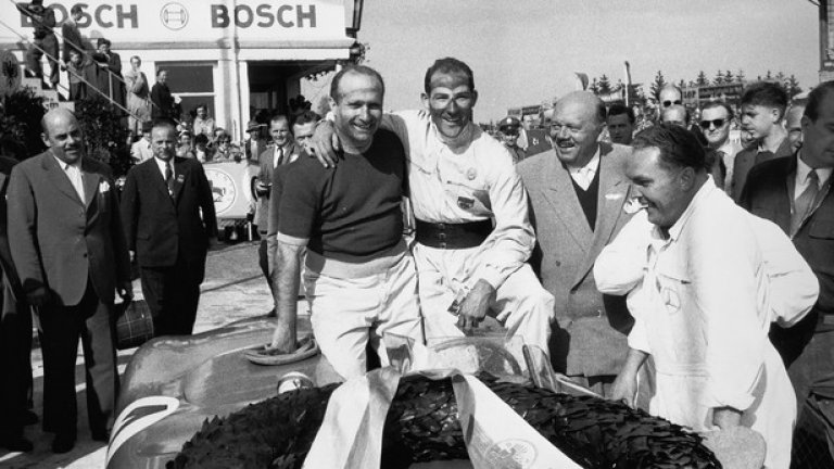 Фанджо и Стърлинг Мос - тук са снимани след финала на "Нюрбургринг" през 1955 година