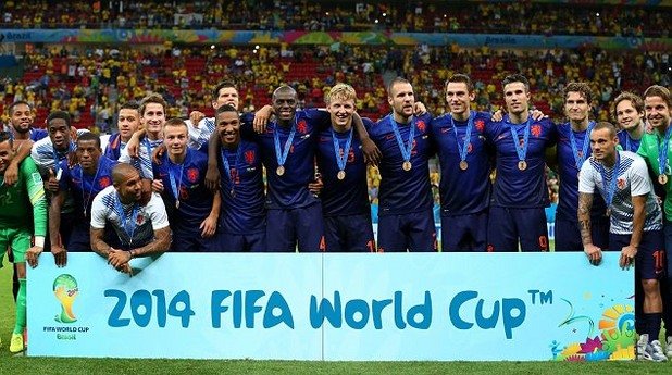 Холандците позират за обща снимка, след като спечелиха третото място на световното първенство в Бразилия