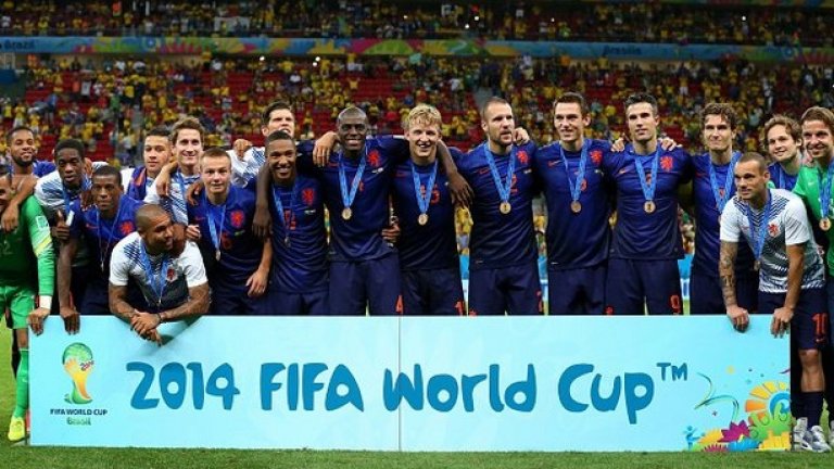 Холандците позират за обща снимка, след като спечелиха третото място на световното първенство в Бразилия