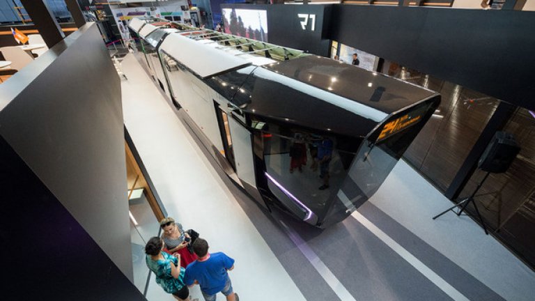 R1 засега триумфира само на витрината на завода, но до есента се очаква да започне изпитателни курсове