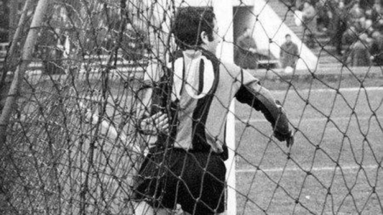 Начко Михайлов в Славия
През лятото на 1993 г. легендарният капитан и лидер на Локомотив (Сф) Начко Михайлов втрещява всички, след като приема да стане старши-треньор на Славия. Абсолютен рекордьор на клуба по мачове и голове, два пъти шампион с железничарския тим, Михайлов извървява пътя от „Надежда“ до „Овча купел“ за ужас на всички правоверни локомотивци. Гастролът му в Славия обаче е твърде кратък, освобождават го още преди да почне сезонът. Причината – бил прекалено мек с футболистите.