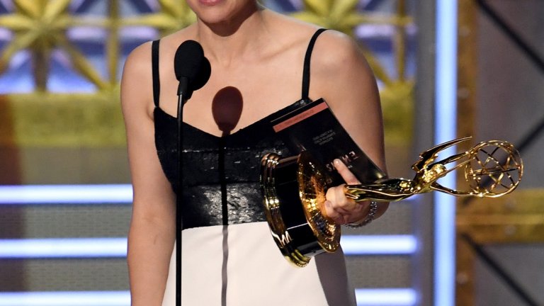 Кейт МакКинън печели златната статуетка за поддържаща женска роля в комедийно шоу (Saturday Night Life), но ще бъде запомнена с това, че речта й при получаването на наградата беше прекъсната в момента, в който се опита да благодари на Хилъри Клинтън. 
Гласът й беше заглушен от оркестъра, което накара МакКинън бързо да премине към благодарностите към майка й. Една от запомнящите се роли на актрисата в SNL е на Хилъри, а това е втора статуетка за работата й за шоуто.