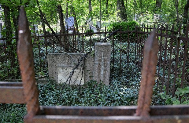 Зловещи нотки се прокрадват между ръждивите железа от оградите на някои гробове