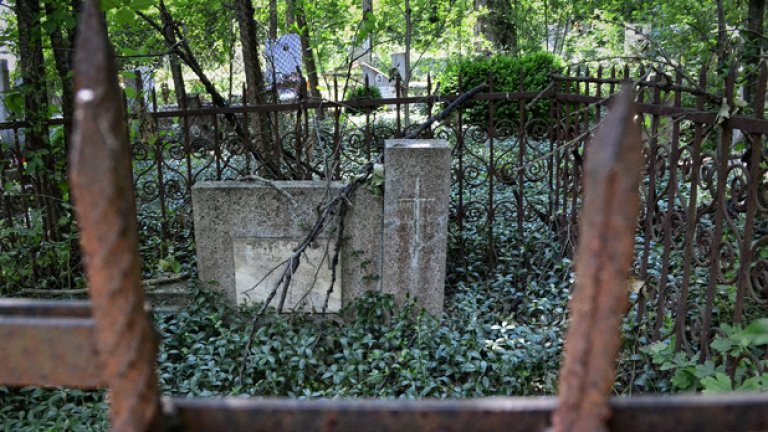Зловещи нотки се прокрадват между ръждивите железа от оградите на някои гробове